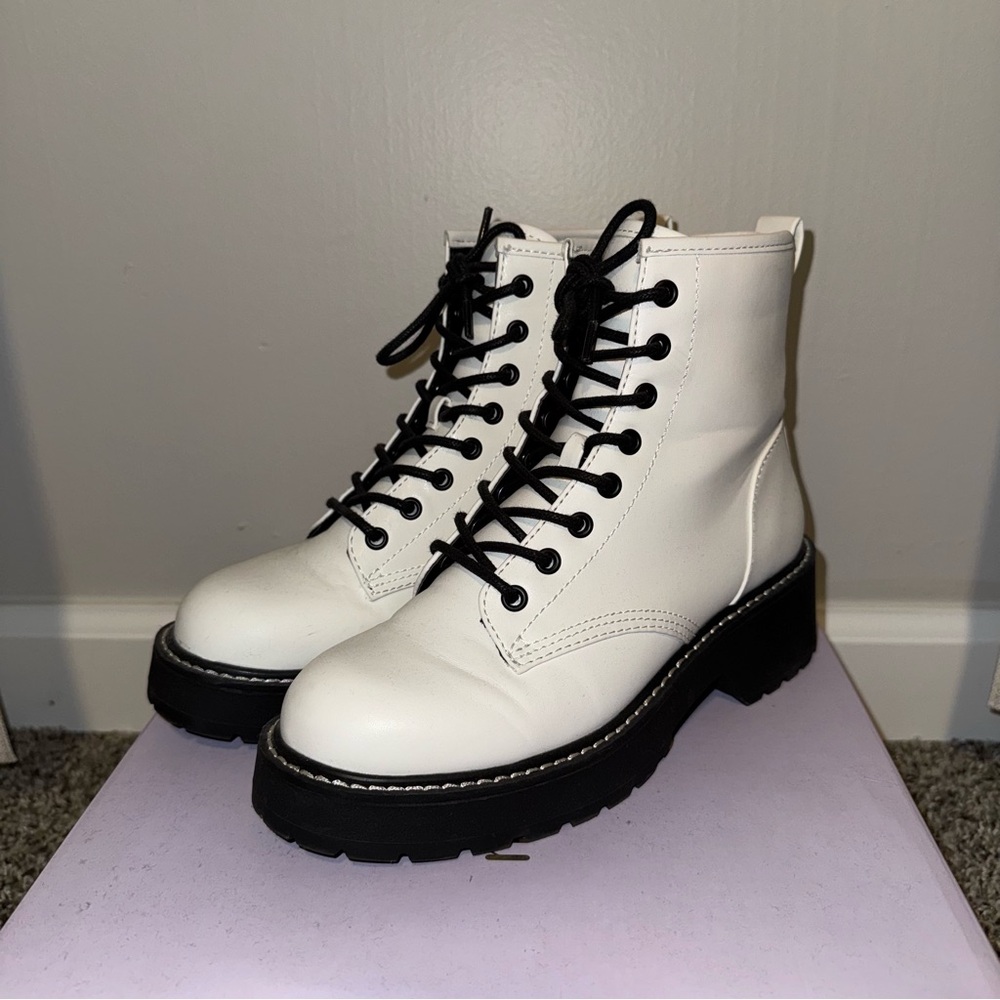 Madden Girl Womens Carra Faux Leather Lug Sole Ankle Boots